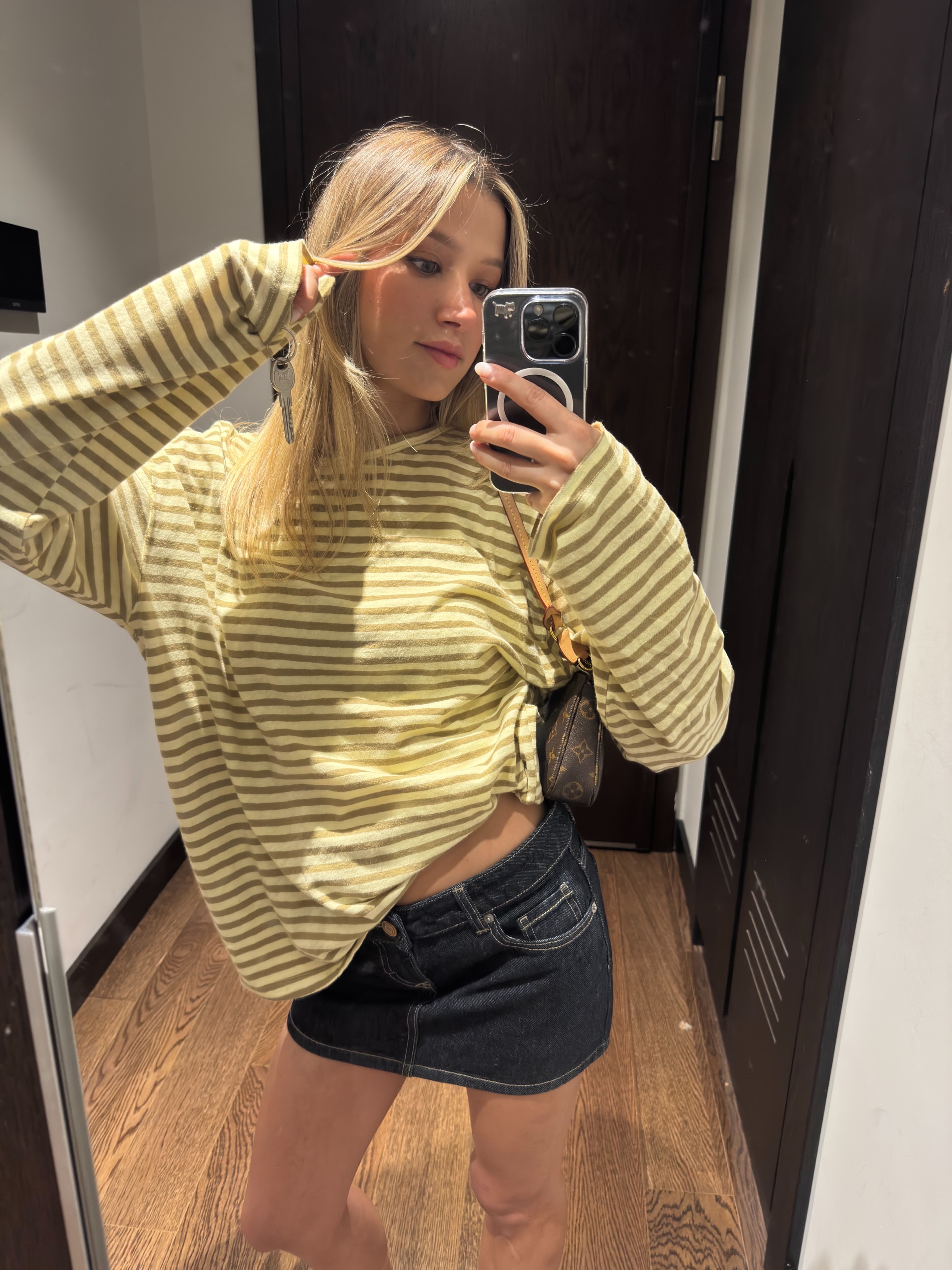 Gerçek bir Lookies postu: denim etek, çizgili tişört ve mini çantadan oluşan casual bir kombin